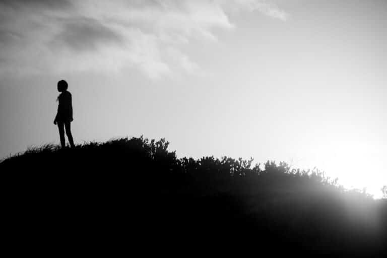 Contrejour d'une fille sur une dune